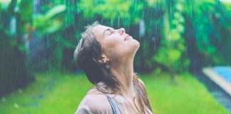 Rainy Days Ahead: Here’s How To Clean Your Face During Monsoon How To Clean Your Face During Monsoon