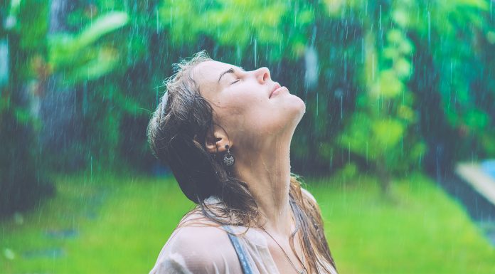 Rainy Days Ahead: Here’s How To Clean Your Face During Monsoon How To Clean Your Face During Monsoon